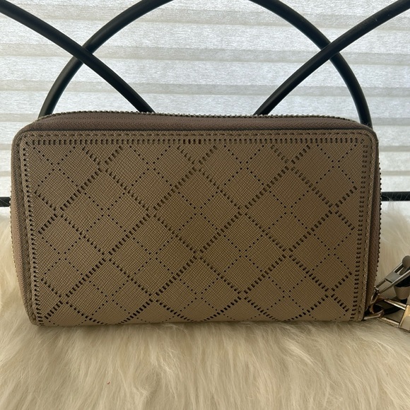 Tory Burch tan diamond laser cut zip around leather smart phone wallet/wristlet - Picture 6 of 7